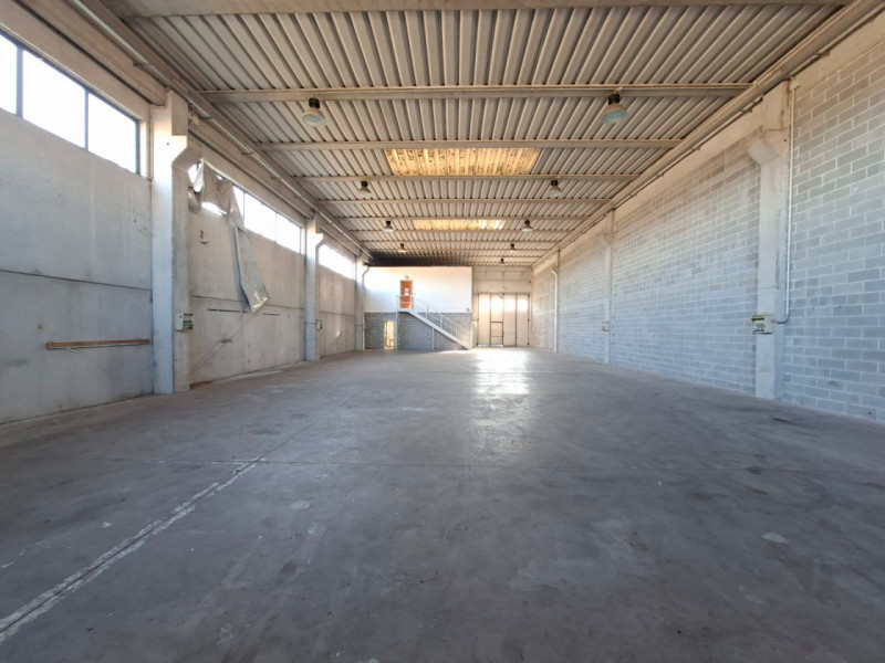 A Este, nella prima zona industriale, proponiamo un capannone artigianale di 600 mq, edificato ne...