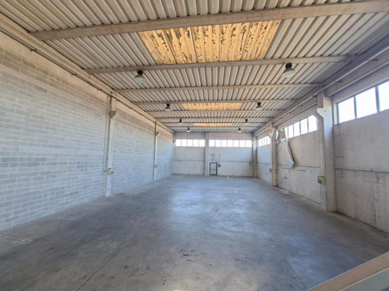 A Este, nella prima zona industriale, proponiamo un capannone artigianale di 600 mq, edificato ne...