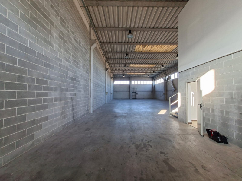 A Este, nella prima zona industriale, proponiamo un capannone artigianale di 600 mq, edificato ne...