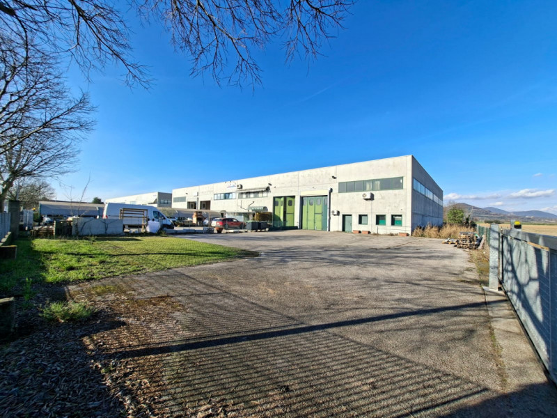 A Este, nella prima zona industriale, proponiamo un capannone artigianale di 600 mq, edificato ne...