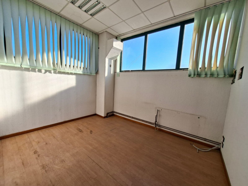 A Este, nella prima zona industriale, proponiamo un capannone artigianale di 600 mq, edificato ne...