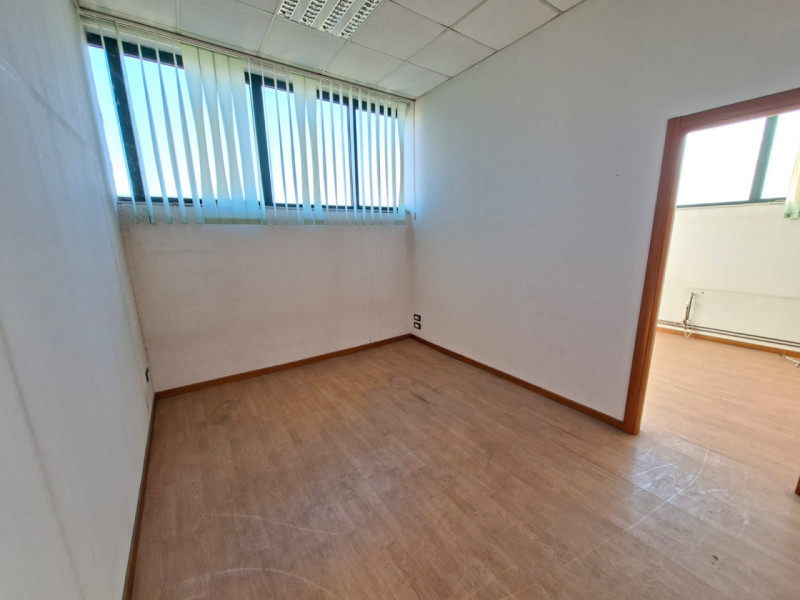 A Este, nella prima zona industriale, proponiamo un capannone artigianale di 600 mq, edificato ne...