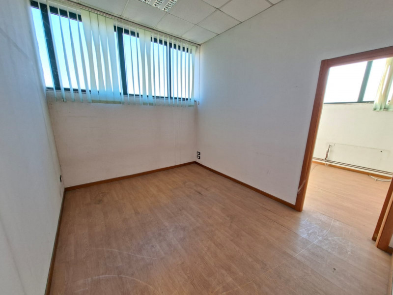 A Este, nella prima zona industriale, proponiamo un capannone artigianale di 600 mq, edificato ne...