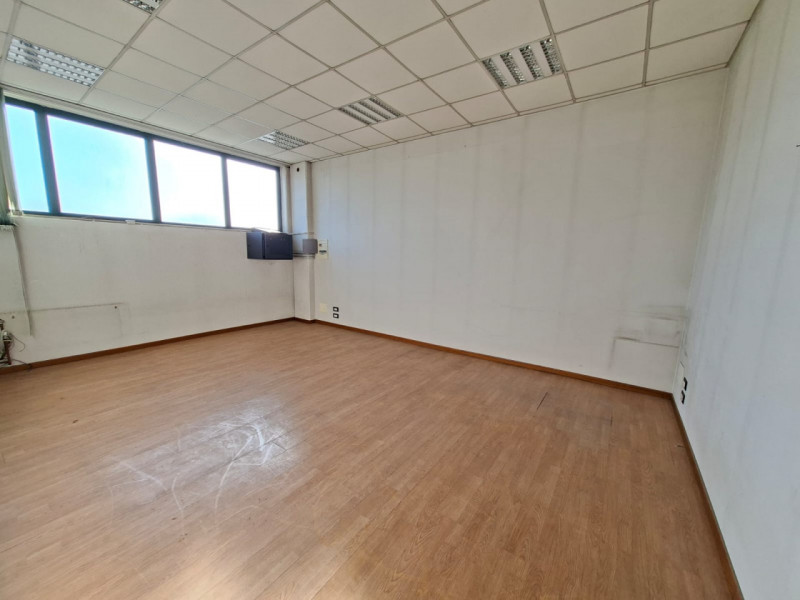 A Este, nella prima zona industriale, proponiamo un capannone artigianale di 600 mq, edificato ne...