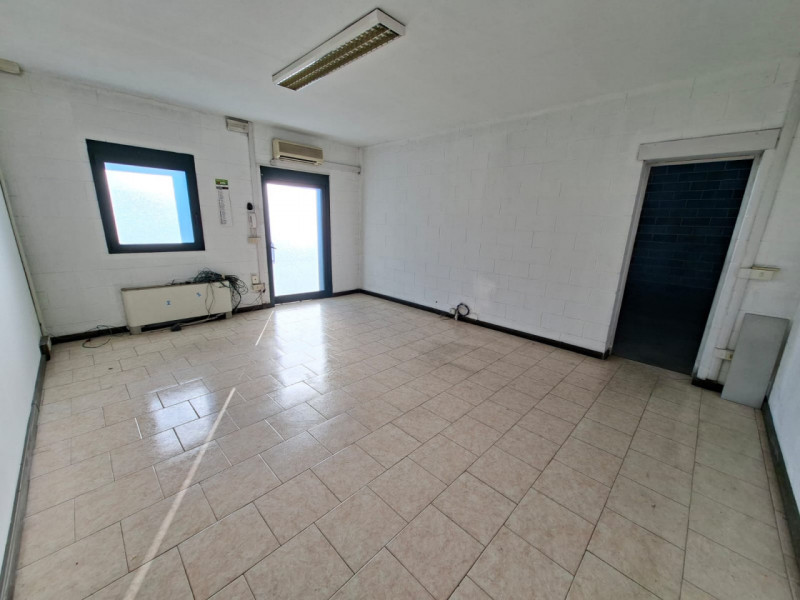 A Este, nella prima zona industriale, proponiamo un capannone artigianale di 600 mq, edificato ne...