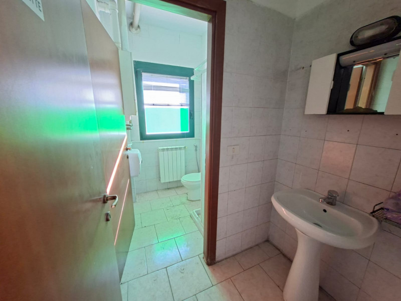 A Este, nella prima zona industriale, proponiamo un capannone artigianale di 600 mq, edificato ne...