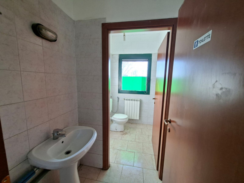 A Este, nella prima zona industriale, proponiamo un capannone artigianale di 600 mq, edificato ne...