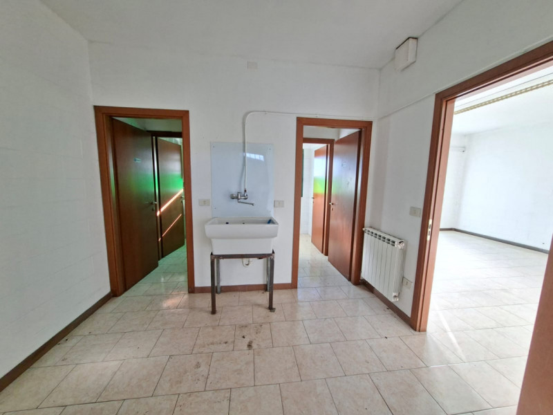 A Este, nella prima zona industriale, proponiamo un capannone artigianale di 600 mq, edificato ne...