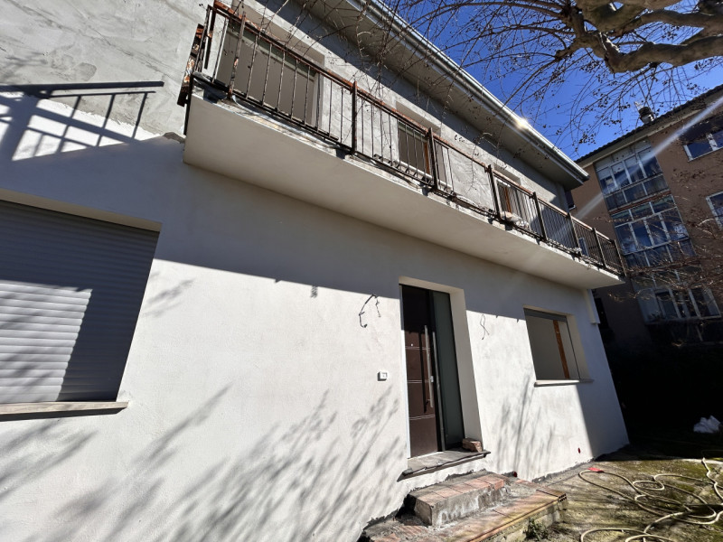 In posizione interna rispetto a Viale Trieste, quindi tranquilla e riservata ma comoda a tutti i ...