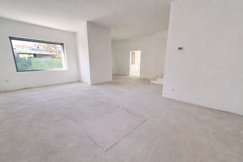 In posizione interna rispetto a Viale Trieste, quindi tranquilla e riservata ma comoda a tutti i ...