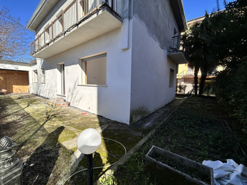 In posizione interna rispetto a Viale Trieste, quindi tranquilla e riservata ma comoda a tutti i ...