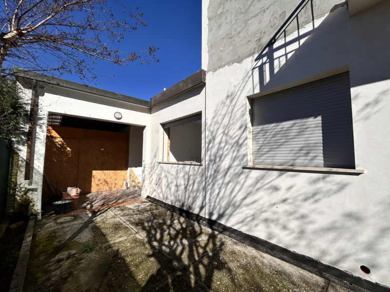 In posizione interna rispetto a Viale Trieste, quindi tranquilla e riservata ma comoda a tutti i ...