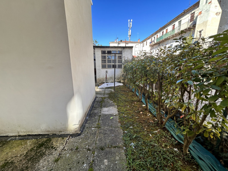 In posizione interna rispetto a Viale Trieste, quindi tranquilla e riservata ma comoda a tutti i ...