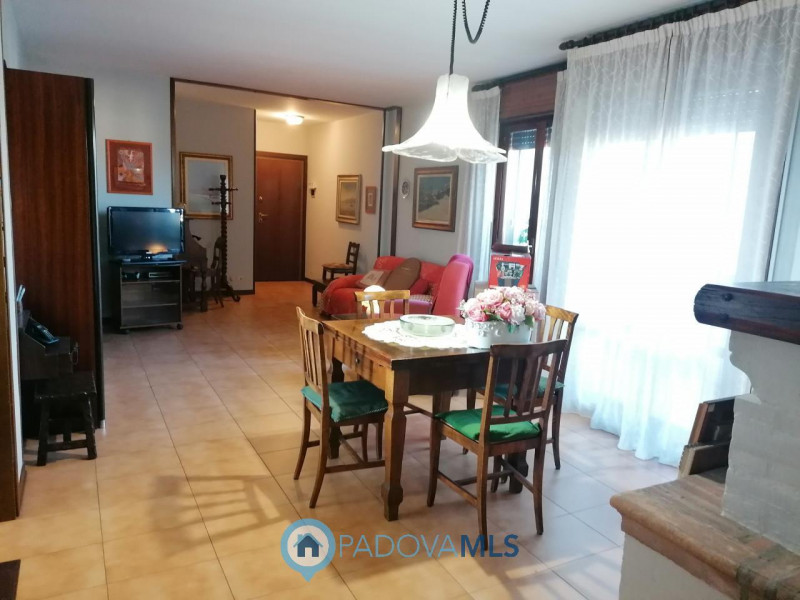 Immobile in esclusiva al Gruppo Padova MLS
CADONEGHE - MEJANIGA.

In zona centralissima, disponib...