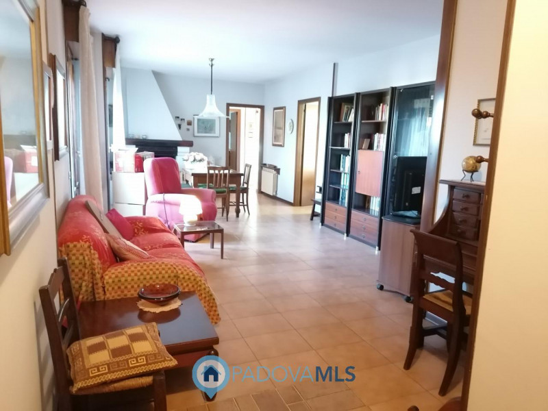 Immobile in esclusiva al Gruppo Padova MLS
CADONEGHE - MEJANIGA.

In zona centralissima, disponib...