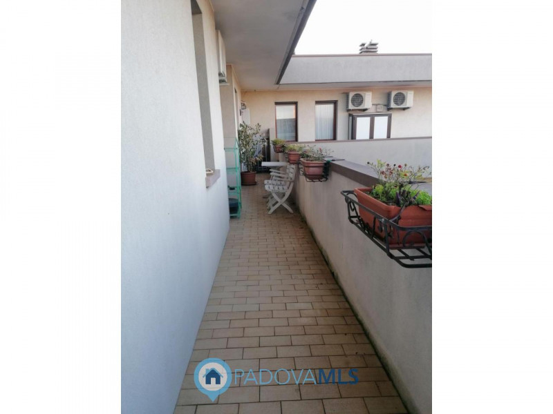 Immobile in esclusiva al Gruppo Padova MLS
CADONEGHE - MEJANIGA.

In zona centralissima, disponib...