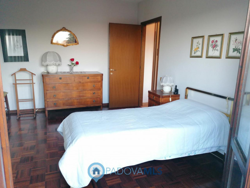 Immobile in esclusiva al Gruppo Padova MLS
CADONEGHE - MEJANIGA.

In zona centralissima, disponib...