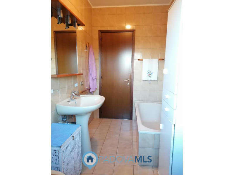 Immobile in esclusiva al Gruppo Padova MLS
CADONEGHE - MEJANIGA.

In zona centralissima, disponib...