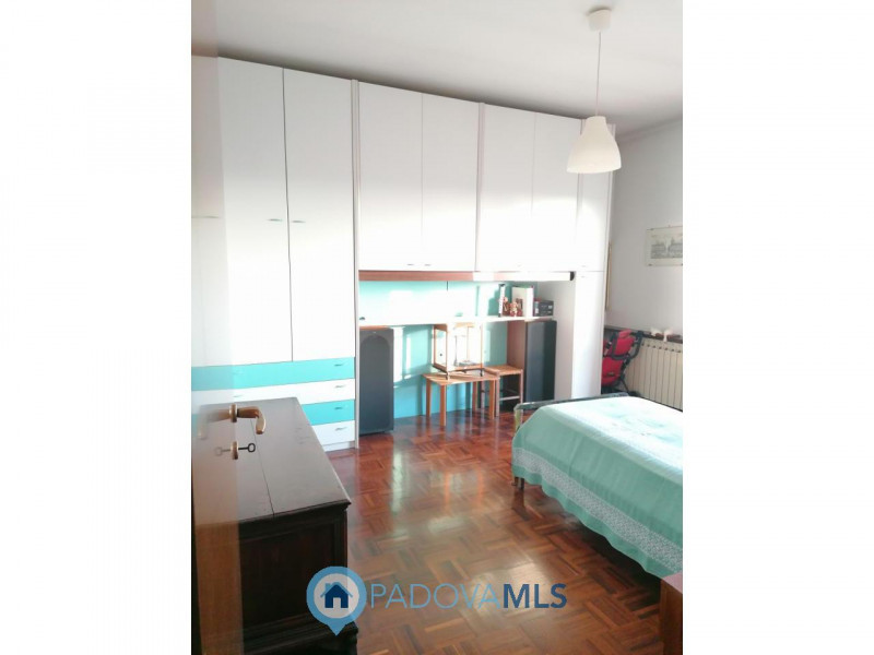 Immobile in esclusiva al Gruppo Padova MLS
CADONEGHE - MEJANIGA.

In zona centralissima, disponib...