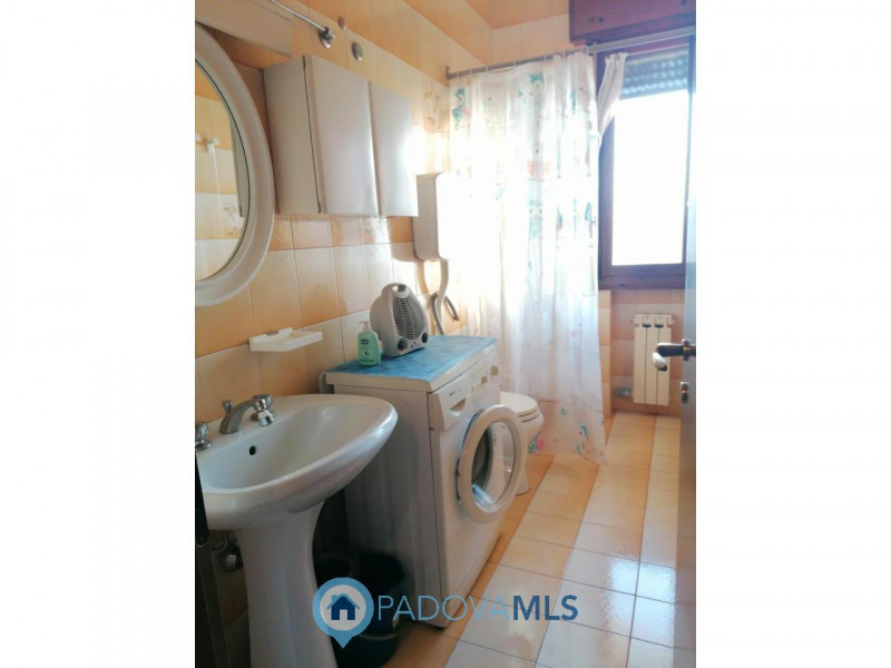 Immobile in esclusiva al Gruppo Padova MLS
CADONEGHE - MEJANIGA.

In zona centralissima, disponib...