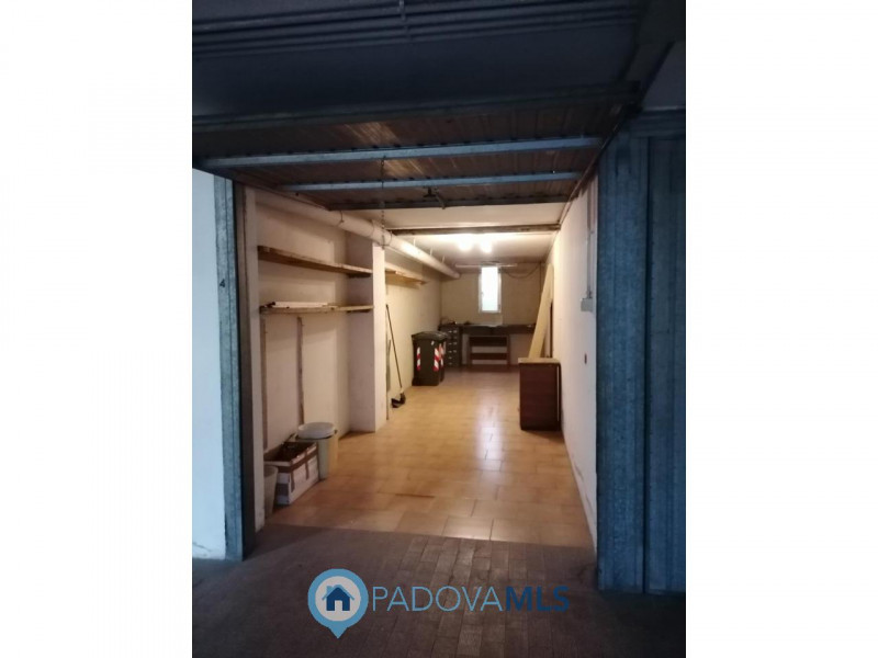 Immobile in esclusiva al Gruppo Padova MLS
CADONEGHE - MEJANIGA.

In zona centralissima, disponib...