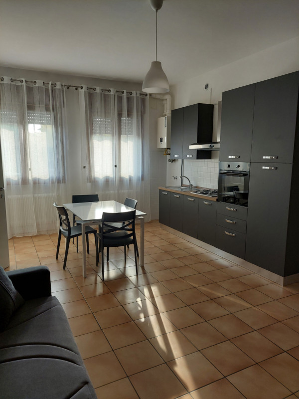 In zona impianti sportivi affittiamo appartamento al piano terra, ristrutturato e completamente a...