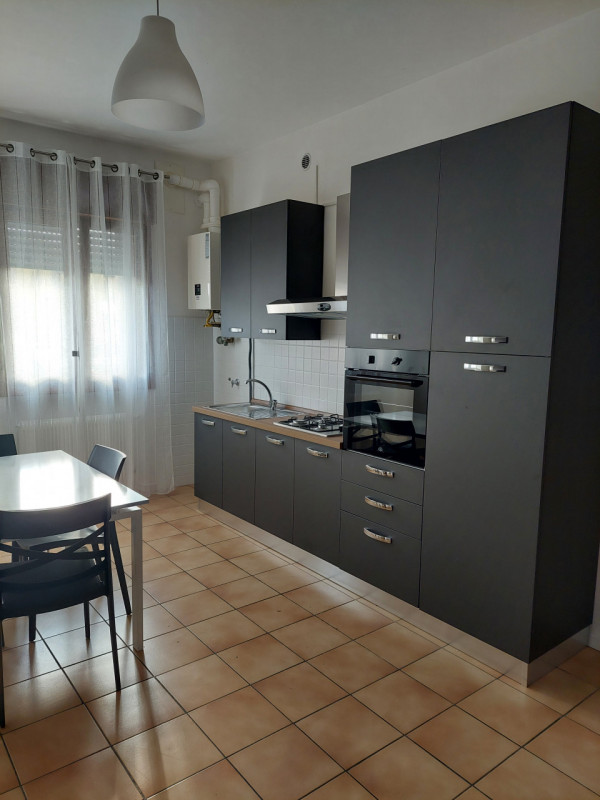 In zona impianti sportivi affittiamo appartamento al piano terra, ristrutturato e completamente a...