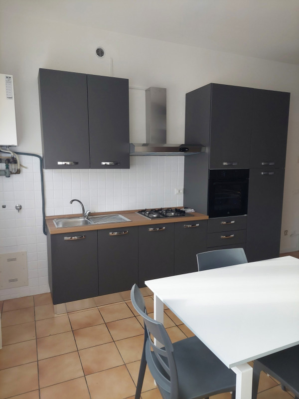 In zona impianti sportivi affittiamo appartamento al piano terra, ristrutturato e completamente a...