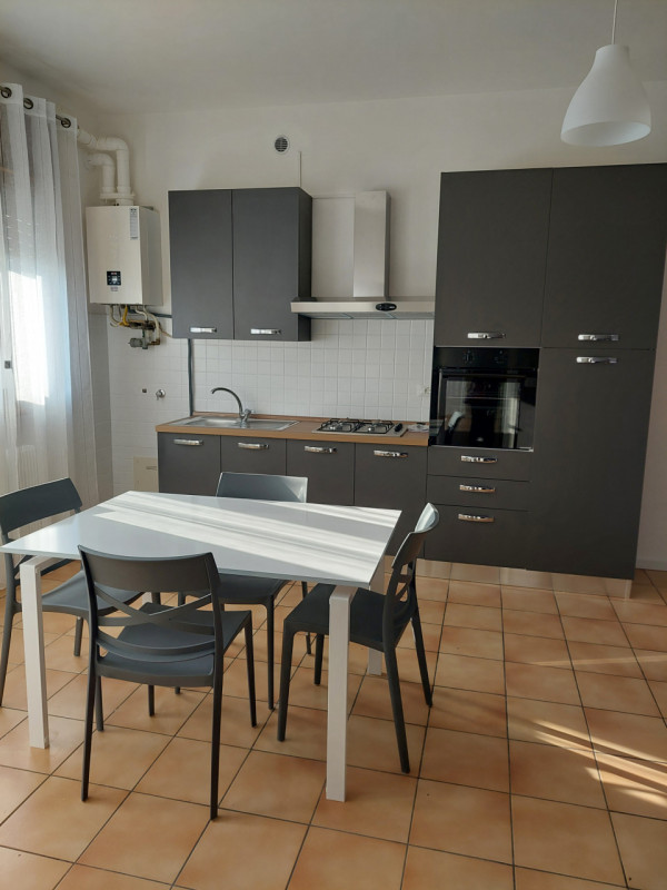 In zona impianti sportivi affittiamo appartamento al piano terra, ristrutturato e completamente a...