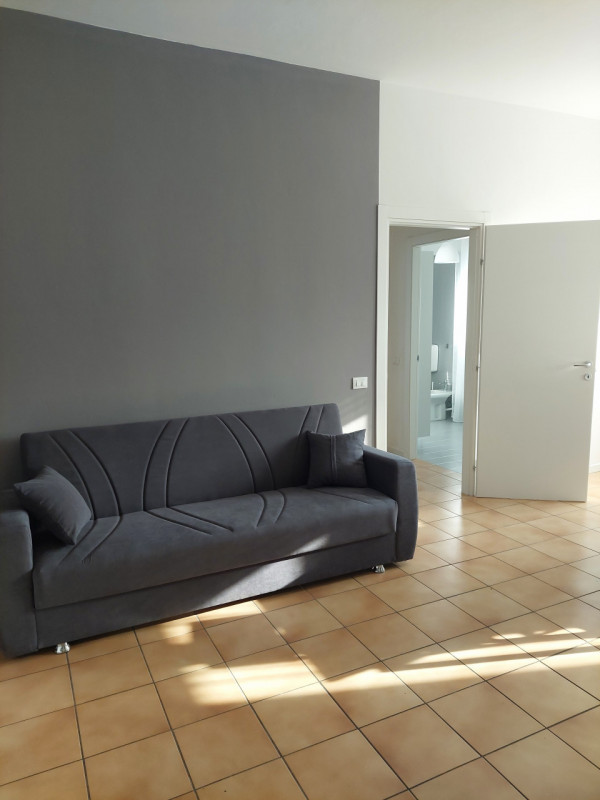 In zona impianti sportivi affittiamo appartamento al piano terra, ristrutturato e completamente a...