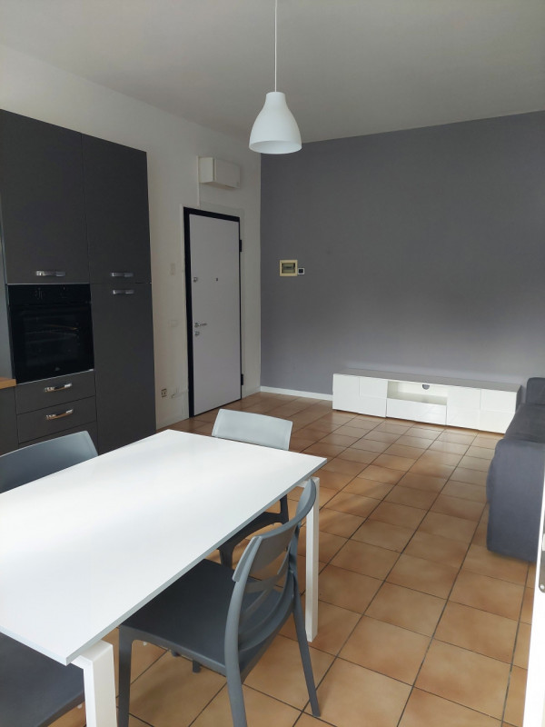 In zona impianti sportivi affittiamo appartamento al piano terra, ristrutturato e completamente a...