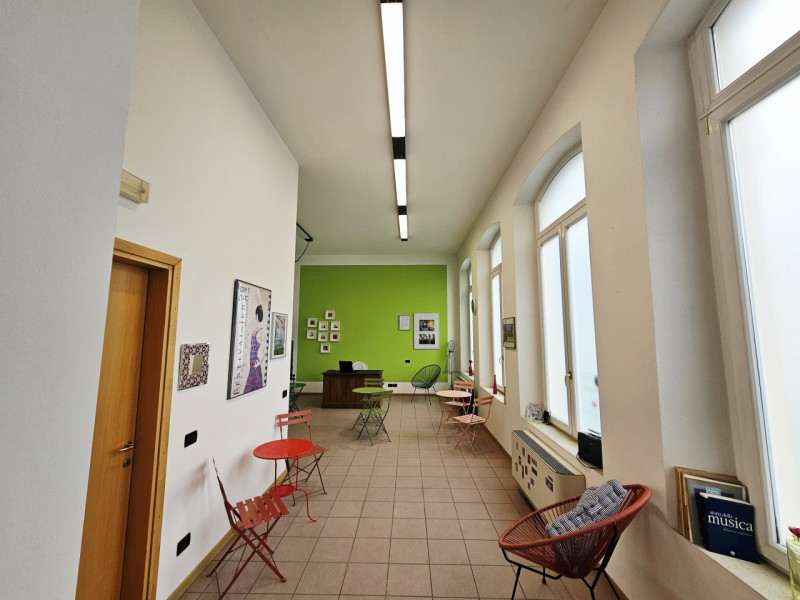 A Este, in un ampio contesto direzionale e commerciale, proponiamo in affitto, ufficio al piano t...