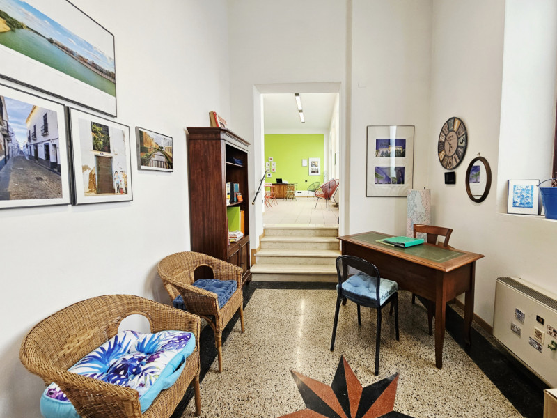 A Este, in un ampio contesto direzionale e commerciale, proponiamo in affitto, ufficio al piano t...