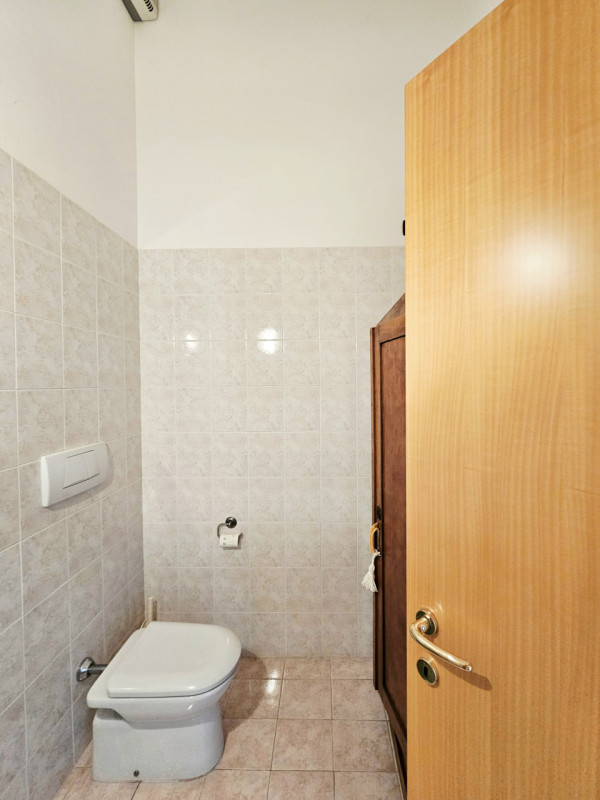 A Este, in un ampio contesto direzionale e commerciale, proponiamo in affitto, ufficio al piano t...