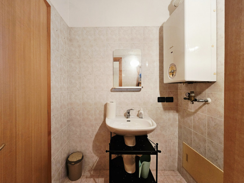 A Este, in un ampio contesto direzionale e commerciale, proponiamo in affitto, ufficio al piano t...