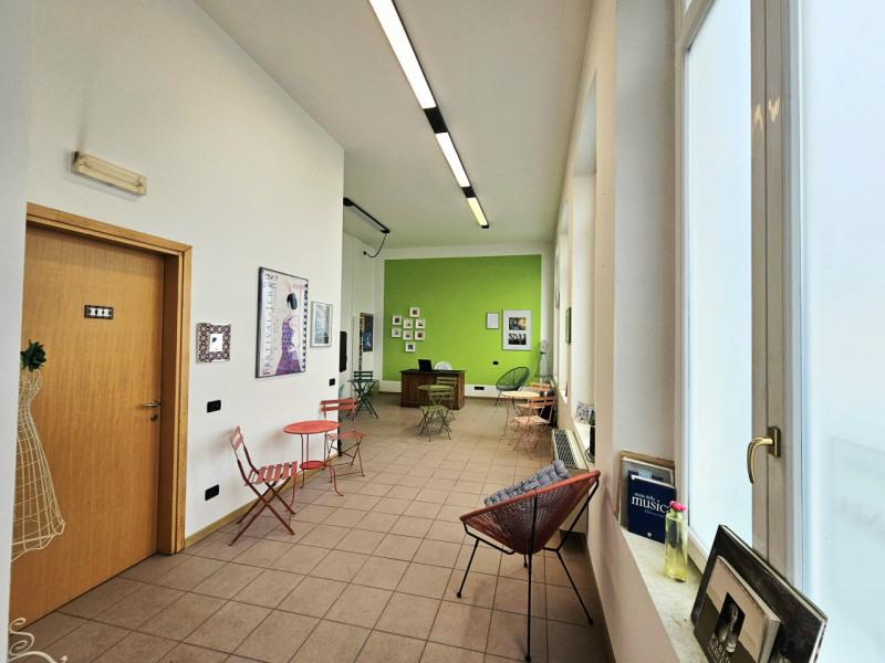 A Este, in un ampio contesto direzionale e commerciale, proponiamo in affitto, ufficio al piano t...