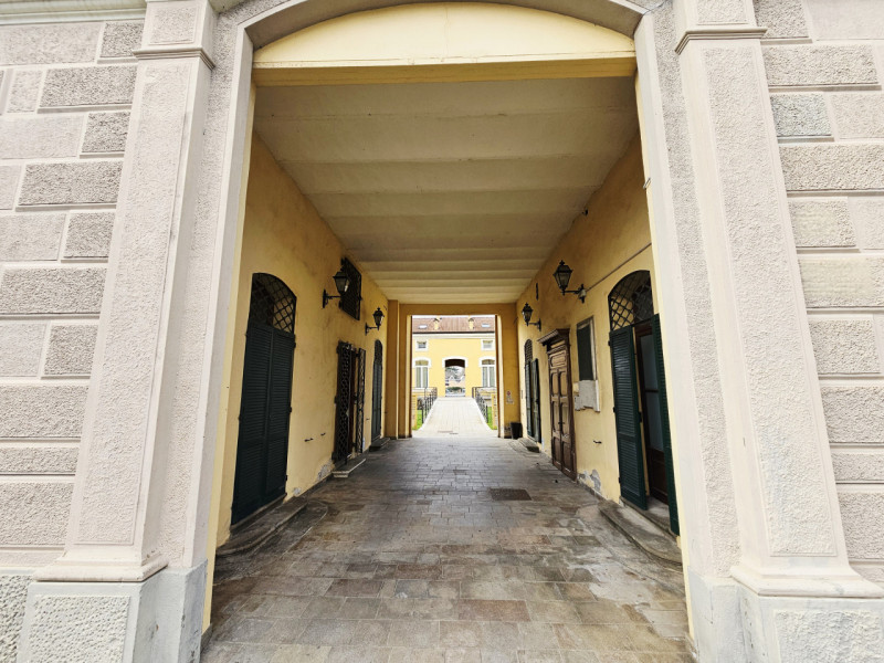 A Este, in un ampio contesto direzionale e commerciale, proponiamo in affitto, ufficio al piano t...