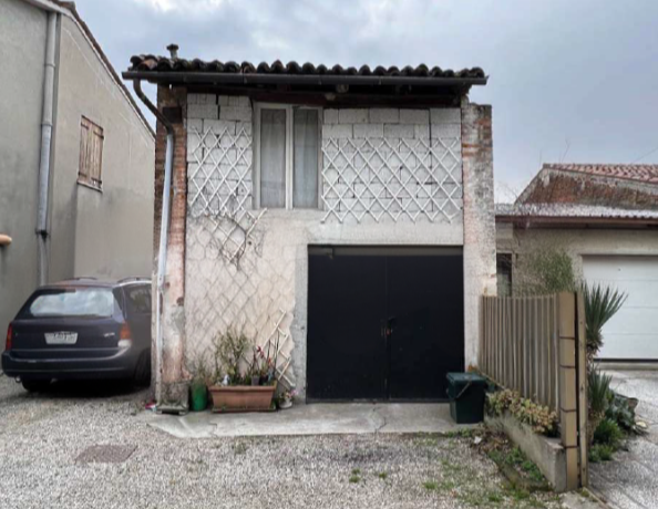 RIF. A.A.374-22

Vendesi all'asta - casa a schiera centrale su 2 livelli in data 26 marzo 2026

D...