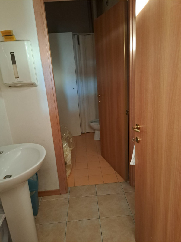 Scopri un'opportunità unica nel cuore di Veggiano! In vendita, un negozio di 90 mq situato nella ...