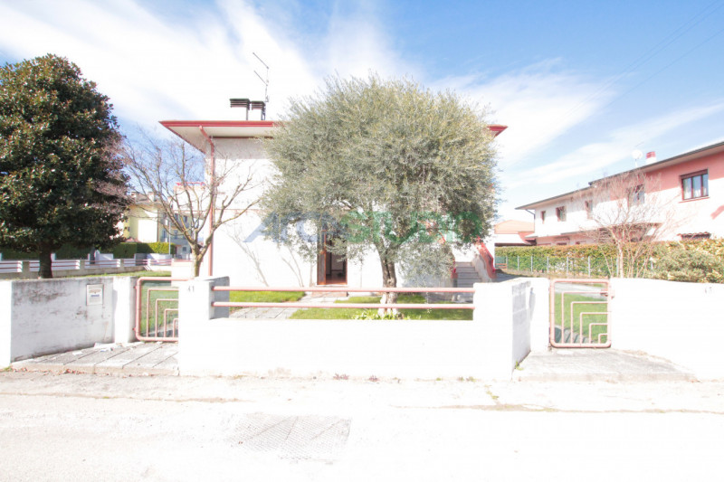 Venite a scoprire questa particolare soluzione di bifamiliare situata nella tranquilla e ricercat...