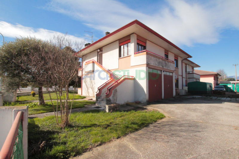 Venite a scoprire questa particolare soluzione di bifamiliare situata nella tranquilla e ricercat...