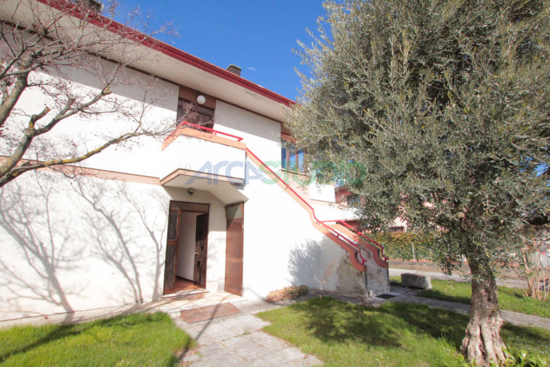 Venite a scoprire questa particolare soluzione di bifamiliare situata nella tranquilla e ricercat...