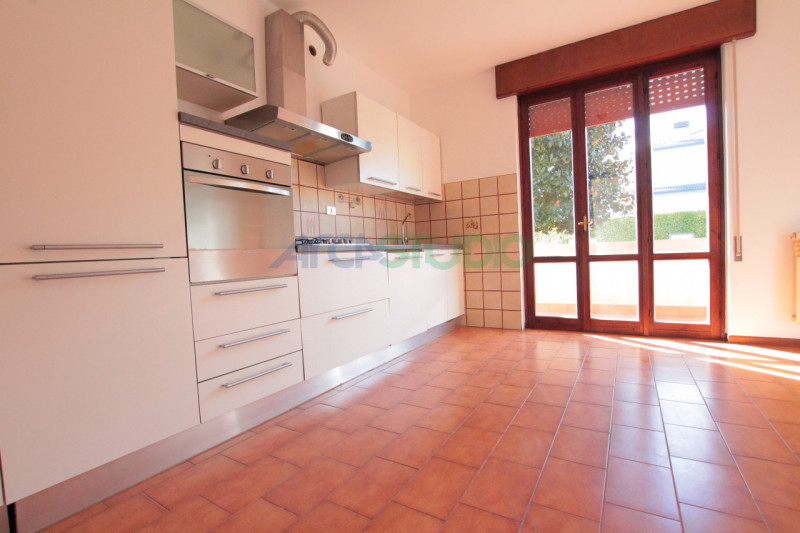 Venite a scoprire questa particolare soluzione di bifamiliare situata nella tranquilla e ricercat...