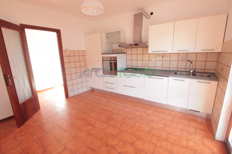 Venite a scoprire questa particolare soluzione di bifamiliare situata nella tranquilla e ricercat...