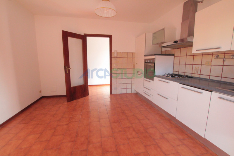 Venite a scoprire questa particolare soluzione di bifamiliare situata nella tranquilla e ricercat...