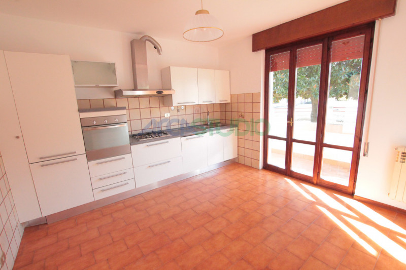 Venite a scoprire questa particolare soluzione di bifamiliare situata nella tranquilla e ricercat...