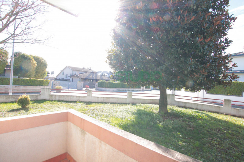 Venite a scoprire questa particolare soluzione di bifamiliare situata nella tranquilla e ricercat...