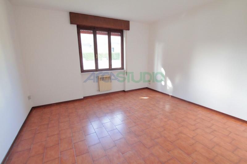 Venite a scoprire questa particolare soluzione di bifamiliare situata nella tranquilla e ricercat...