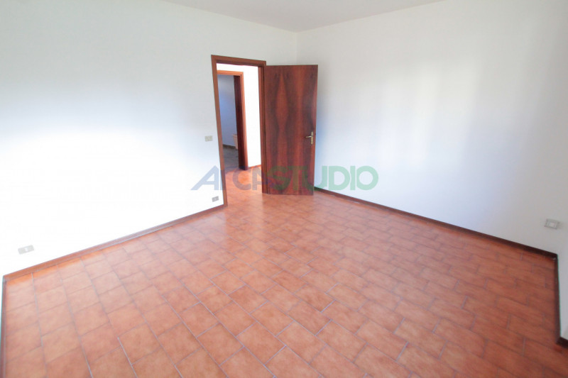 Venite a scoprire questa particolare soluzione di bifamiliare situata nella tranquilla e ricercat...