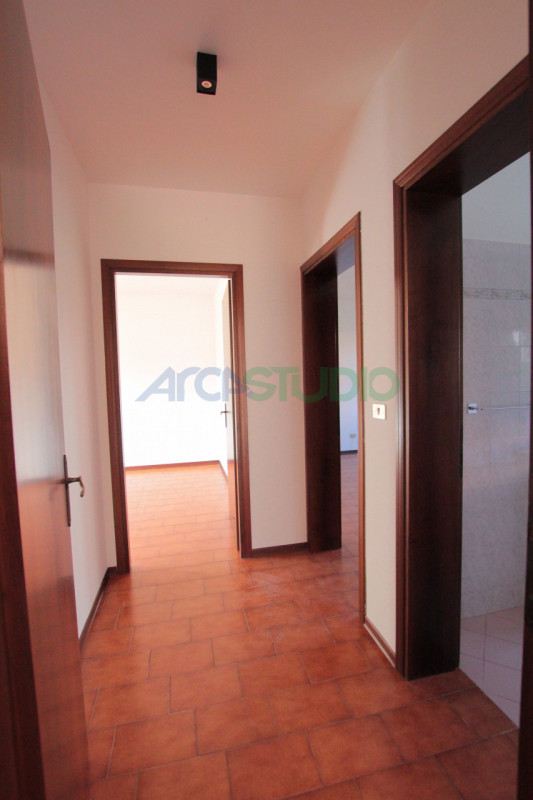 Venite a scoprire questa particolare soluzione di bifamiliare situata nella tranquilla e ricercat...